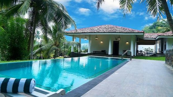 Quels sont les services d'hôtellerie proposés par un hôtel avec piscine ?