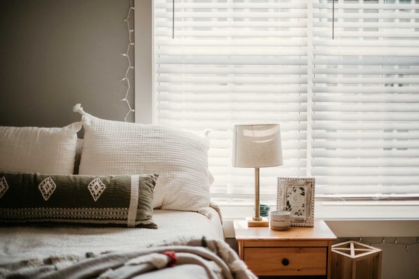 Dormir comme sur un nuage : le guide ultime pour bien se positionner sur un oreiller mémoire de forme